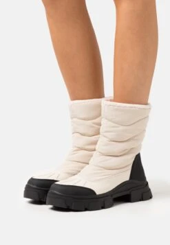 Winter Boots - Off-White