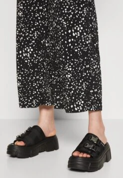 Even&Odd Jumpsuit - Black/White -Chic Mode Shop 4cc010655eb541c2a3f6be04998389fe