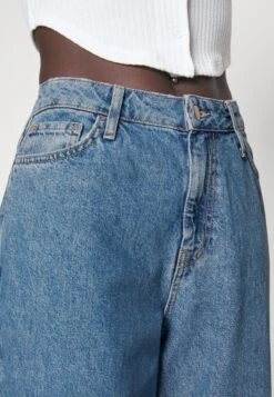 Relaxed Fit Jeans - Light Blue Denim -Chic Mode Shop 53f6dbdac3db425eae266a902bd2bf49